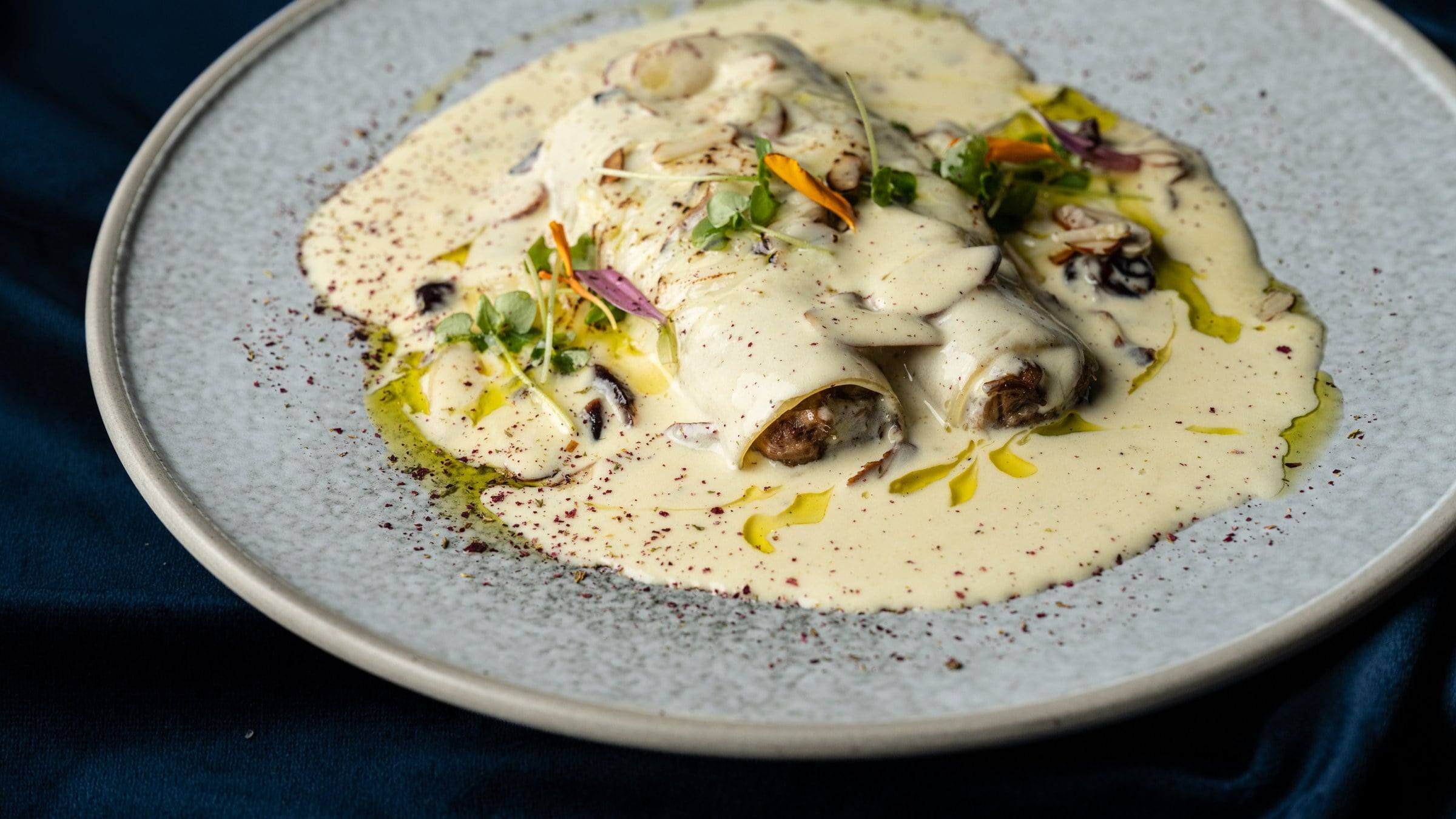 Canelones en salsa blanca con hierbas y flores