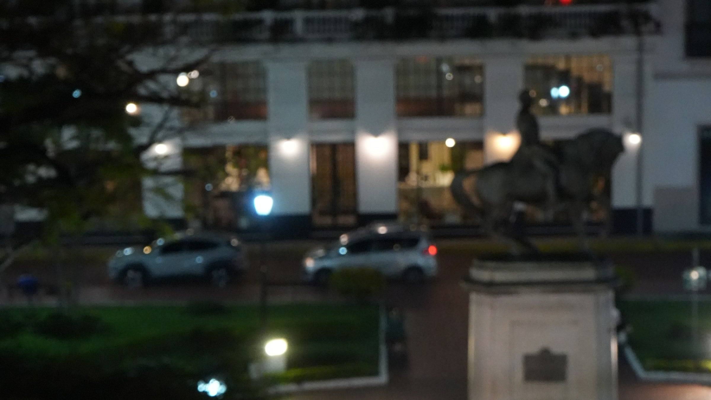 La Plaza Herrera de noche, con su estatua ecuestre, vista desde Marula